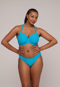 En turkos bikini med en texturerad mönstring, underwire-fodrade kupor, justerbara axelremmar och en låg midja med en mjuk finish.