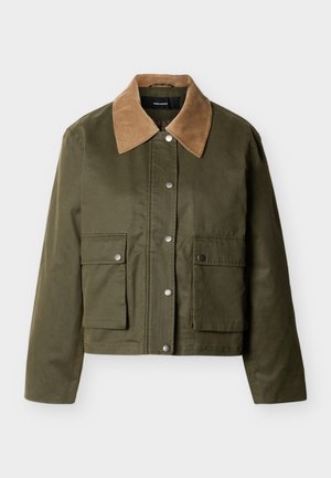 Veste vert olive avec col en velours côtelé marron clair, fermeture à boutons-pression, deux grandes poches à rabat à l'avant, manches longues.