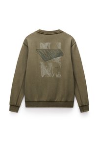 Olivengrønt sweatshirt med lange ærmer, der har et afdæmpet grafisk motiv og teksten "NAPAPIJRI 1987" i midten af ryggen.