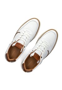 Witte leren sneakers met tan accenten, ronde neus, geperforeerde details, platte veters en rubberen zool. Het interieur heeft een textuurafwerking.