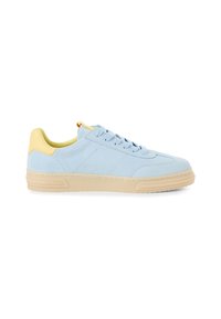 Világoskék velúr sneaker sárga díszítéssel a saroknál, bézs gumitalppal és lapos fűzőkkel. Oldalsó panel varrásának részlete látható.