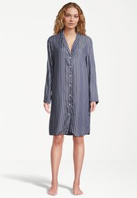 Camicia da notte a righe blu navy in morbido tessuto, con colletto, chiusura frontale con bottoni su tutta la lunghezza e maniche lunghe, che termina sopra il ginocchio.