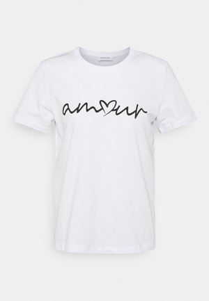 T-shirt blanc à manches courtes avec texte en cursive noire « amour » et une forme de cœur remplaçant la lettre « o » au centre devant.