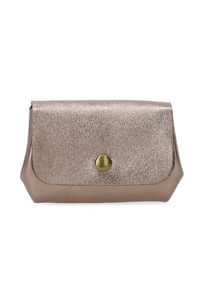 Petite pochette en cuir rose doré métallisé avec un bouton-pression au centre avant sur un fond blanc.