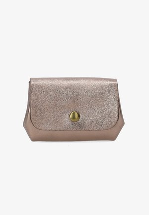 Lille metallic rose gold læderpung med en trykknap lukning fremme i midten på en hvid baggrund.