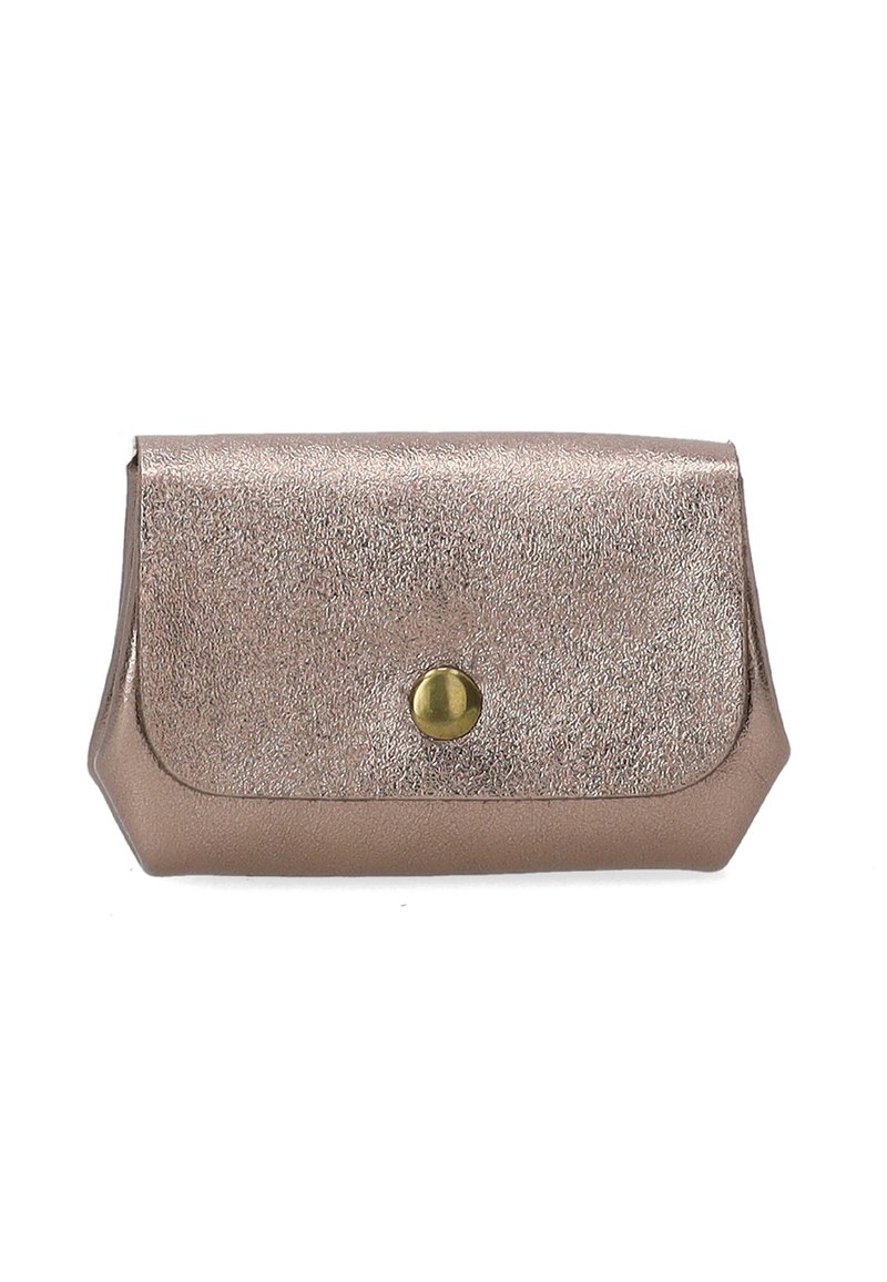 Petite pochette en cuir rose doré métallisé avec un bouton-pression au centre avant sur un fond blanc.