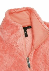 Zachte koraalroze fleece jas met een diamantvormig gestikt patroon, zilveren rits gedeeltelijk open, omgeslagen kraag en maatlabel in de kraag.