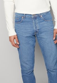 Only & Sons ONSAVI BEAM  - Calças de ganga de corte relaxado - light blue denim