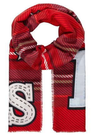 Czerwona szal z ukośnymi pasami i dużymi białymi literami "S" i "1" z czarnym obramowaniem na każdym końcu, widoczne frędzle na krawędziach.