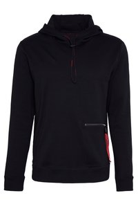 Sweatshirt à capuche noir avec un col montant, des manches longues, une poche frontale zippée, et des cordons de serrage rouges contrastants. Texture de tissu lisse.