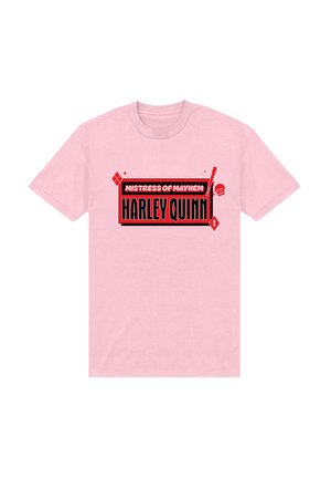 Rosa T-Shirt mit dem Schriftzug "Mistress of Mayhem HARLEY QUINN" in Rot und Schwarz, mit kleinen roten Fledermaus- und Totenkopf-Icons.