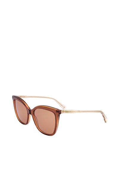 Occhiali da sole cat-eye con tonalità marrone, montatura marrone traslucida e aste beige inclinate verso destra su sfondo bianco.