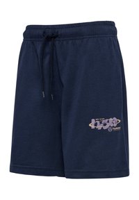 Granatowe szorty sportowe z elastyczną talią i sznurkiem, z napisem "Serve the Game" oraz logo Hummel w jasnofiolecie i beżu na lewej nodze.