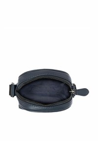 Granatowa skórzana torba o okrągłym kształcie, z zamknięciem na zamek błyskawiczny i podszewką z materiału. Wnętrze wydaje się przestronne, bez przegródek.