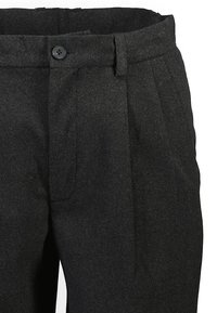 Pantalones de lana negros para hombre con frente plisado, que cuentan con un cierre de botón y una tela texturizada, aptos para ocasiones formales o informales.