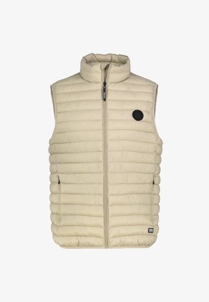 Beige gesteppte ärmellose Weste mit hohem Kragen, Frontreißverschluss, seitlichen Reißverschlusstaschen und rundem schwarzem Markenpatch auf der Brust.