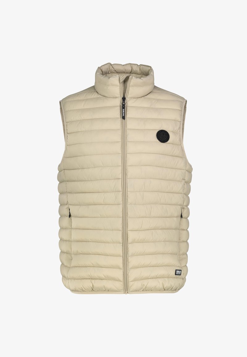 Beige gesteppte ärmellose Weste mit hohem Kragen, Frontreißverschluss, seitlichen Reißverschlusstaschen und rundem schwarzem Markenpatch auf der Brust.