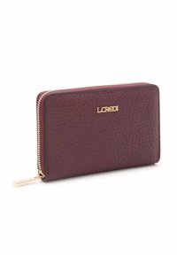 Portafoglio in pelle bordeaux con finitura testurizzata, logo dorato e chiusura a zip. Presenta una forma rettangolare elegante e hardware minimale.