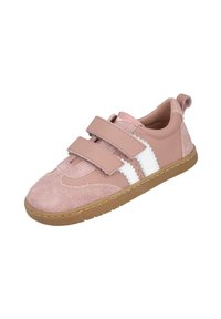 Zapatilla de cuero y ante rosa con dos correas de Velcro, rayas blancas, punta redonda y suela de goma marrón. Diseño ligero para mayor comodidad.