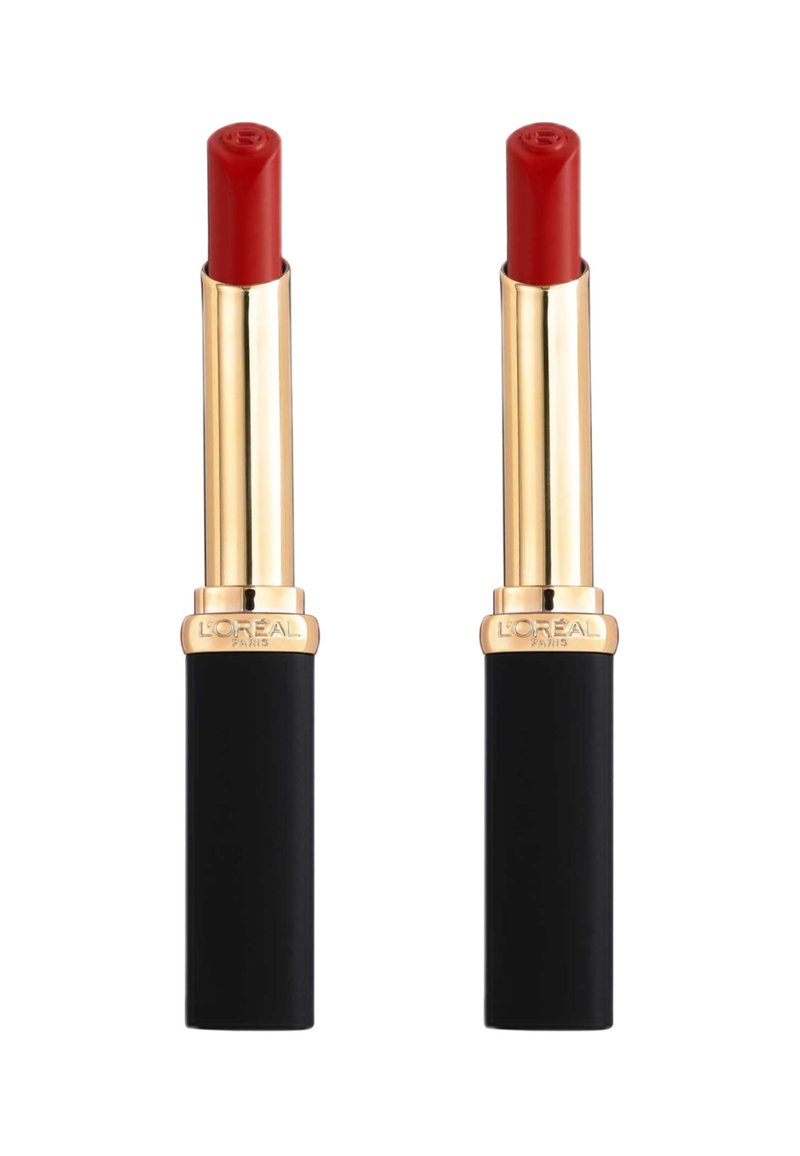 Deux rouges à lèvres avec un boîtier en métal doré brillant et une base noire mate. Les couleurs des lèvres sont un rouge éclatant avec une texture lisse.