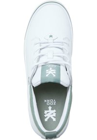 Fehér sneaker sima bőrből készült felső résszel, zöld textil díszítéssel a nyelven és a sarokrészen, logóval és texturált talppal.