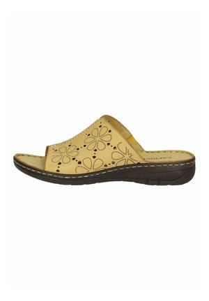 Sandales à glisser en cuir jaune présentant des découpes florales, une semelle intérieure rembourrée et une semelle en caoutchouc souple de couleur foncée.