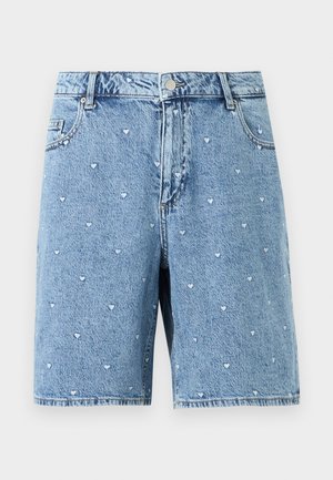Short en denim bleu clair avec taille haute et petits motifs de cœurs blancs dispersés sur le tissu.