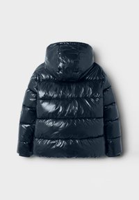Veste rembourrée bleu marine brillant avec un matelassage horizontal et une capuche attachée, vue de dos sur un fond blanc.
