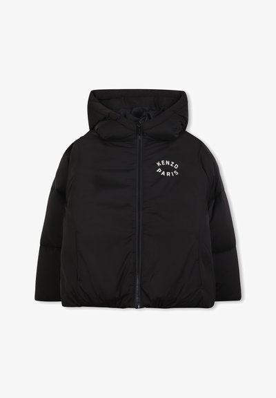 Giacca a vento nera con cappuccio, chiusura frontale con zip e logo "KENZO PARIS" bianco. Presenta una texture trapuntata e polsini ed orlo elasticizzati.