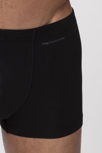 Zwarte katoenen boxershorts met een snug fit, voorzien van een gladde textuur en een subtiele logo op de tailleband. Geen zichtbare patronen of accenten.