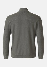 Grauer Strickpullover mit hohem Kragen, gerippten Akzenten an Schultern und Bündchen sowie glatter Textur. Klassisches Design, lässige Passform.
