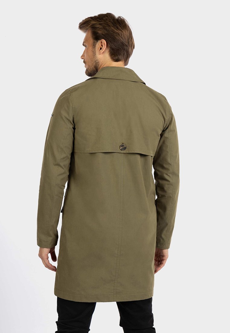 Trench coat verde oliva in design minimalista con dettaglio a bottoni sul retro, dotato di maniche lunghe e texture liscia.