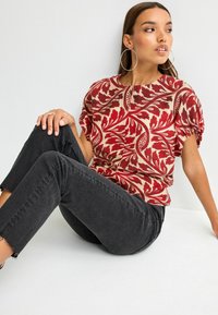 Next GATHERED SHORT SLEEVE TEXTURED BOXY REGULAR FIT - Triko s potiskem - red ecru leaf print