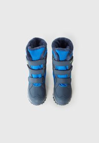 Zilas un pelēkas ziemas zābaki ar trim regulējamiem siksniņām, mīkstu iekšējo oderējumu un teksturētu gumijas zoli pretslīdēšanai. Sintētiska virsējā materiāla.