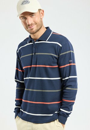 Polo à manches longues bleu marine avec des rayures horizontales blanches, olive et rouges. Il présente un col classique et une patte de boutonnage à trois boutons. Tissu texturé.
