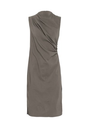 Vestido sin mangas en tela verde oliva, con escote drapeado, detalle retorcido en el lateral y corte a la altura de la rodilla con aberturas laterales.