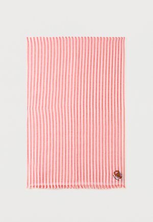 Tissu rectangulaire à rayures verticales roses et blanches avec des bords frangés et une petite broderie de homard dans le coin inférieur droit.