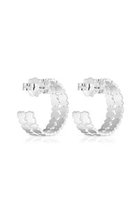 Boucles d'oreilles créoles en argent avec un design ondulé rappelant des nuages ; finition polie et fermoir sécurisé. Forme fluide et découpes élaborées.