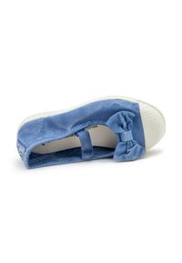 Scarpa slip-on di cotone blu con accentuazione a fiocco, suola in gomma bianca, punta arrotondata e superficie superiore testurizzata. Design semplice con una cinghia per una vestibilità sicura.