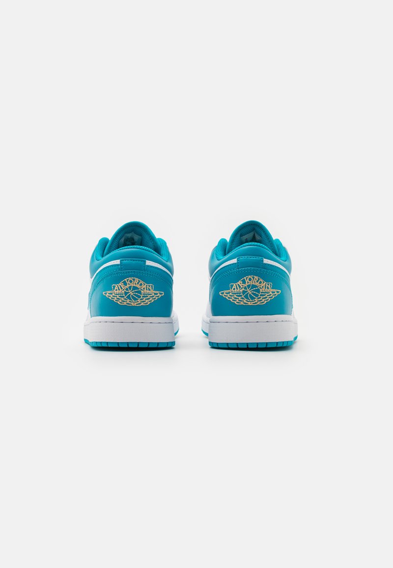 Türkise Turnschuhe mit einer glatten Lederoberfläche, weißer Gummisohle und goldenem "Air Jordan"-Logo an der Ferse. Flache Schnürsenkel und gepolsterter Kragen.