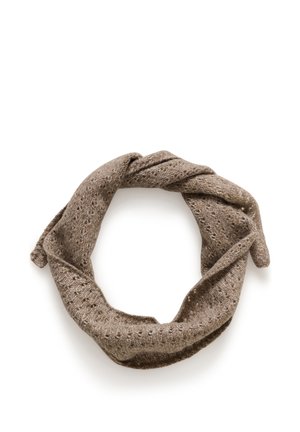 Écharpe infinie marron tricotée avec des trous à motif subtil, torsadée en boucle sur fond blanc.