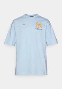 T-shirt en coton bleu clair à manches courtes, avec un logo orange "NY" et le texte "Established 1903" sur le devant.