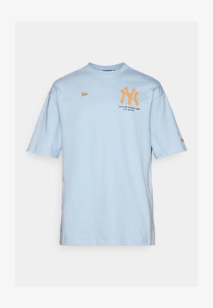 Světle modré bavlněné tričko s krátkým rukávem, na přední straně s oranžovým logem "NY" a textem "Založeno 1903".