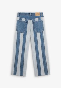 Vista posteriore di jeans a gamba larga con strisce verticali di denim blu chiaro e scuro e due grandi tasche posteriori.