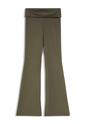 Pantalon évasé taille haute vert olive avec une large ceinture plissée, fabriqué en tissu lisse.