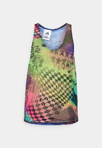 Débardeur coloré sans manches présentant un mélange de motifs : spirales, carreaux et figures en vert, rose, noir et violet sur un tissu léger.