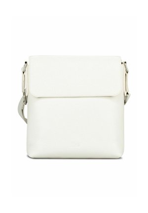 Sac bandoulière en cuir blanc avec rabat avant et sangle réglable, présenté sur un fond blanc uni.