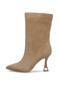 Bottine en suède beige avec un bout pointu, une tige ajustée et un talon haut étroit avec un accent doré à la base.