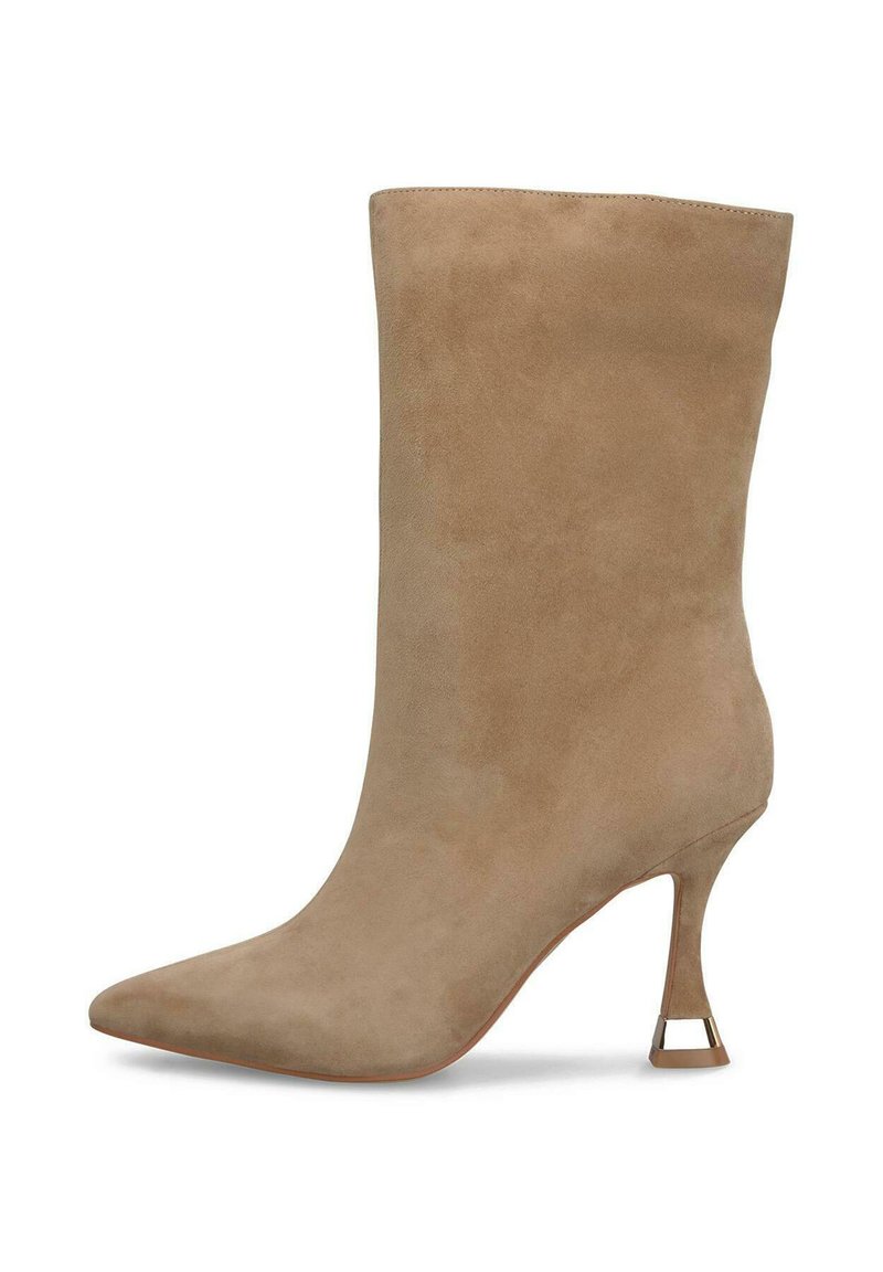 Bottine en suède beige avec un bout pointu, une tige ajustée et un talon haut étroit avec un accent doré à la base.