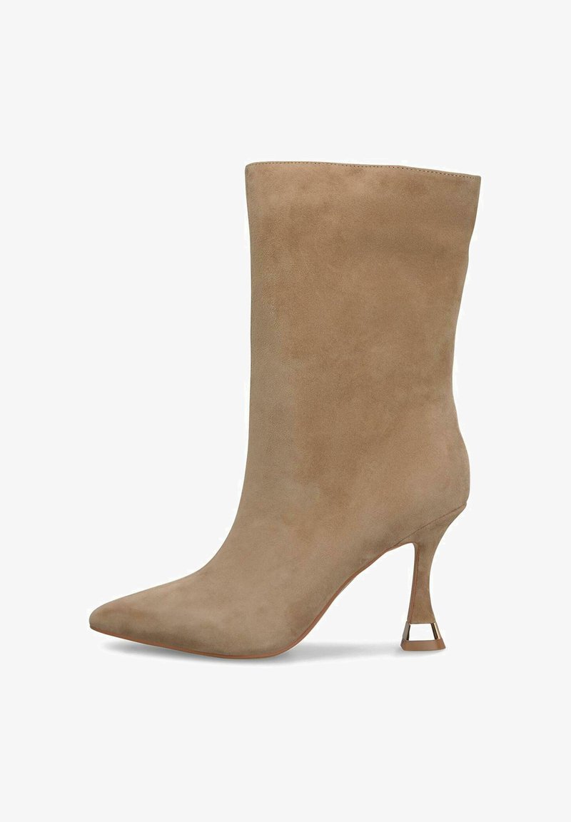 Bottine en suède beige avec un bout pointu, une tige ajustée et un talon haut étroit avec un accent doré à la base.